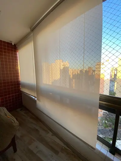 Persiana rolô higienizada pela PROLAVE, instalada na varanda de um apartamento
