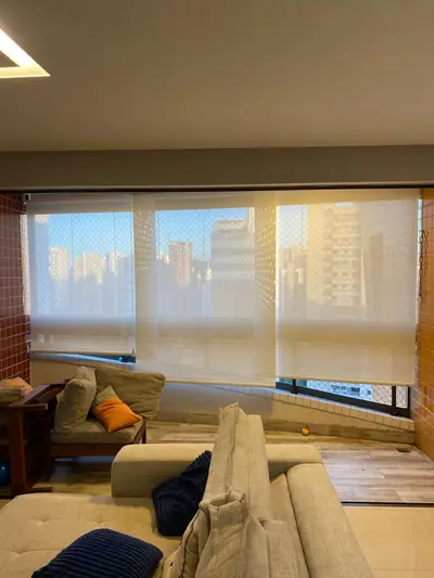 Sala de apartamento com as cortinas limpas pela PROLAVE já instaladas nas janelas