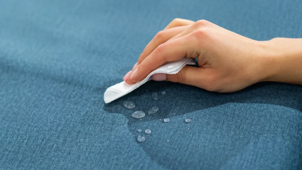 Gotas de água sobre tecido após impermeabilização de estofados
