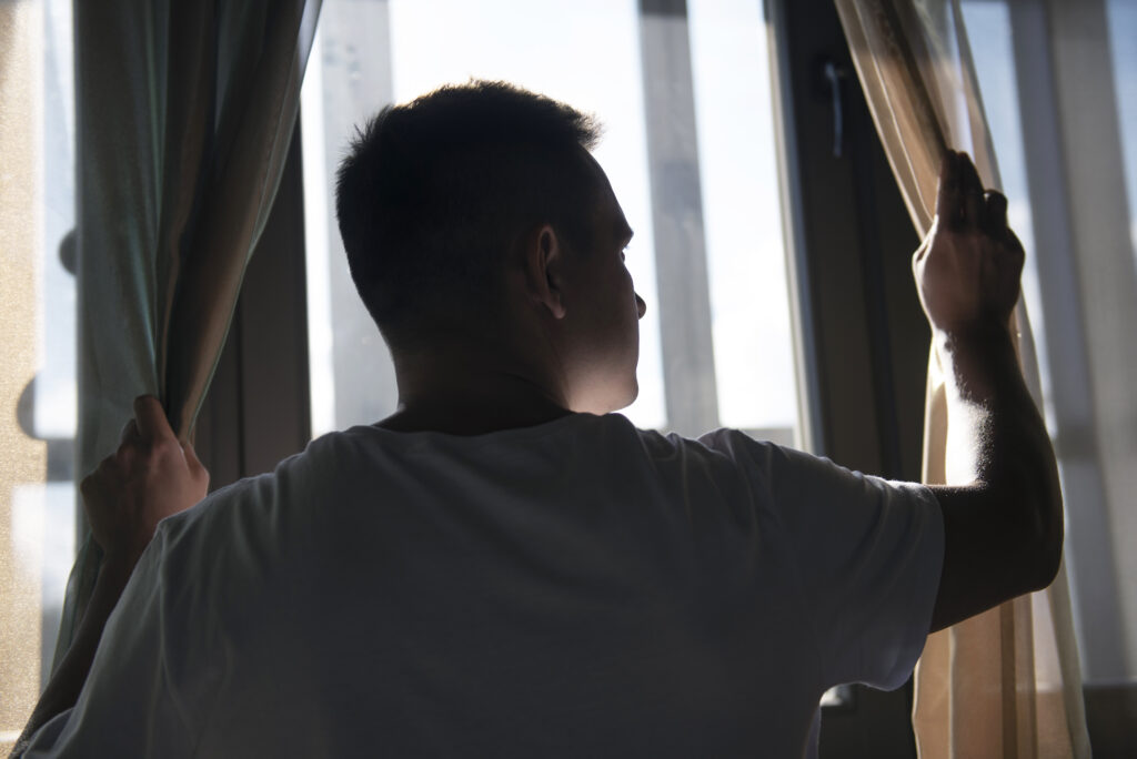 Com que frequência limpar cortinas